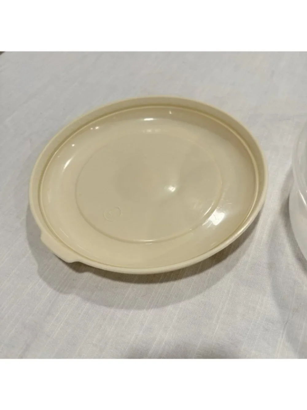 Vintage Rubbermaid Servin’ Saver Round 8” 2.4 Qt #4 Almond Lid Storage Container